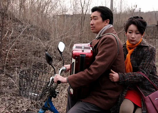    久仰《钢的琴》这部电影大名，终于抽出个上午好好地从头到尾看了一遍。   看