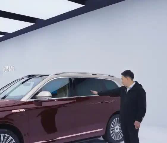 余承东演示新问界M9隔空开车门：空中一抓门就开了

所以问界随时都开着摄像头