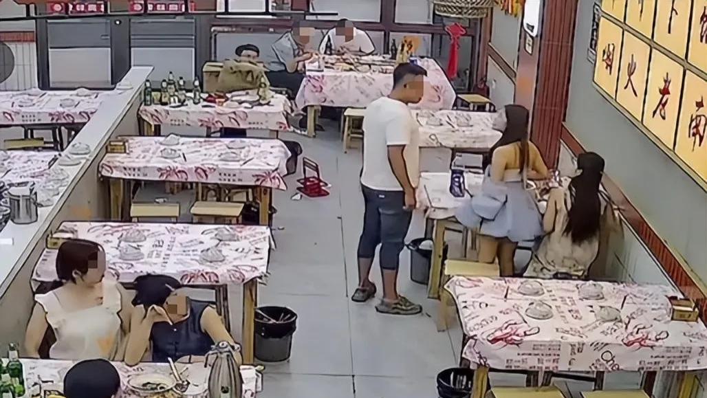女孩夜宵时被陌生男子摸头，要求道歉反遭辱骂，警方处罚结果来了