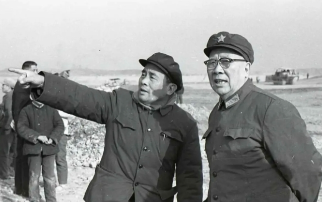 1984年，退休的曾将军来到大连一处水库钓鱼，就在垂钓时，水库的负责人走了过来，