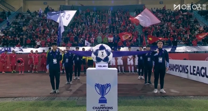 河内主场正中间，有球迷穿着乌龟造型的衣服