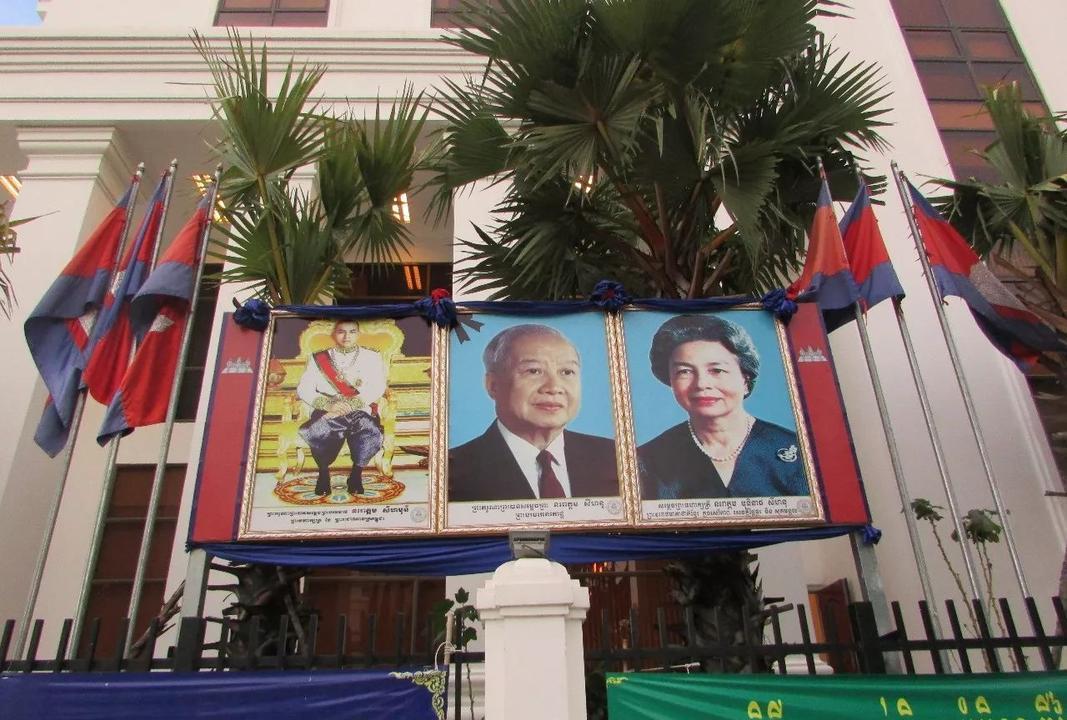 可怜倒霉的柬埔寨西哈努克国王，一生被不同的强国当傀儡使用。西哈努克，这个名字在世