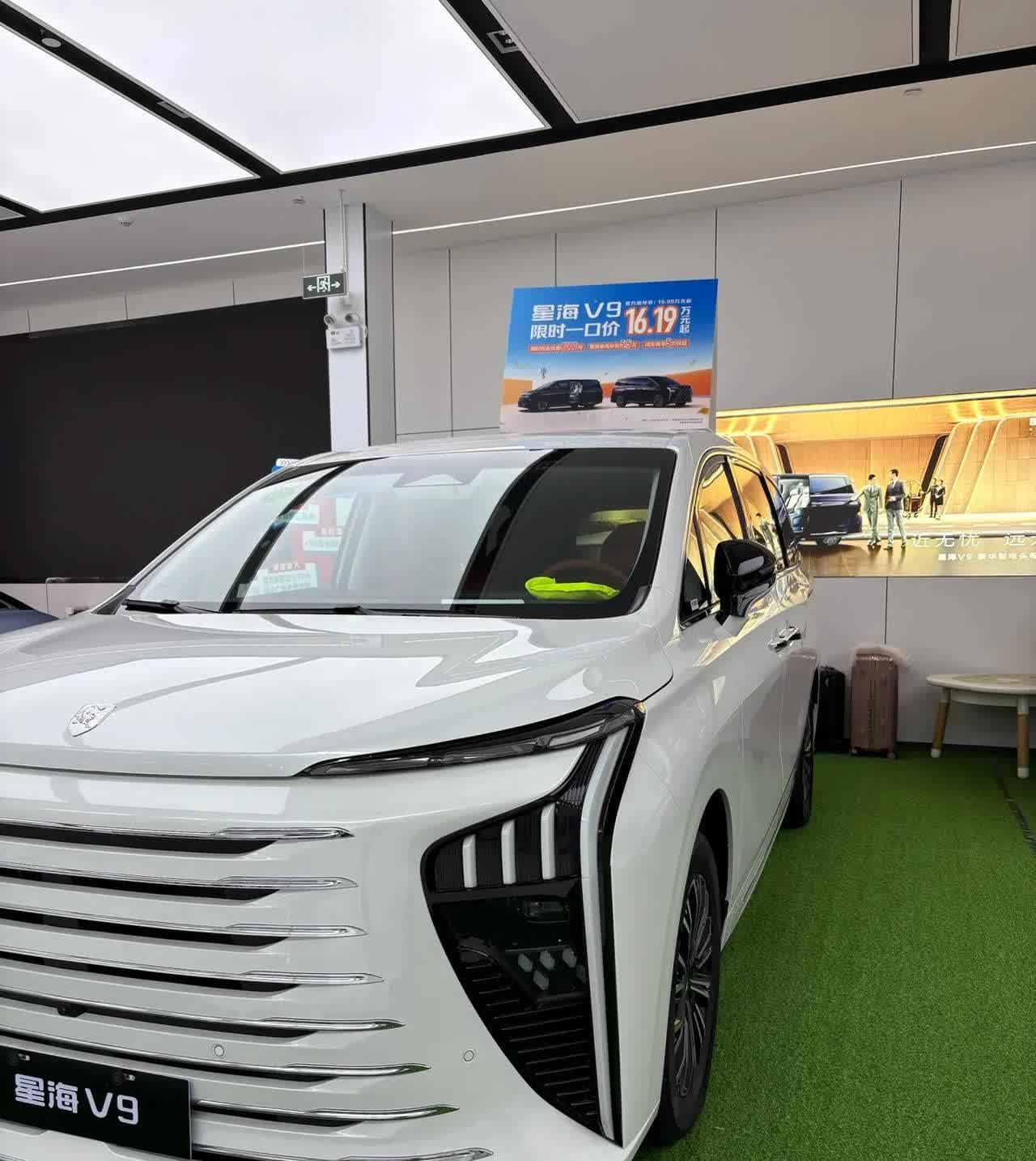 听人劝吃饱饭，2025买车不纠结：
1、要面子， 买问界
2、随大流， 买比