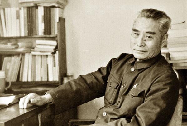 1975年，蒋介石得知黄维被特赦的消息后，立刻邀请他前往台湾，不仅补发了他被俘2