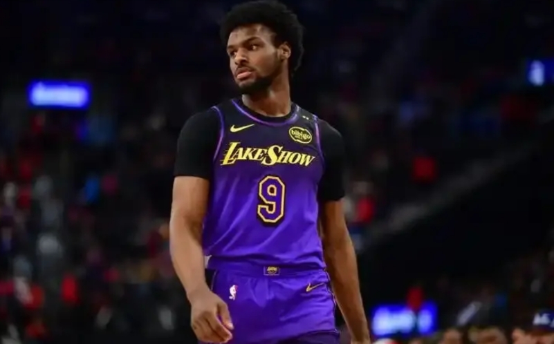 湖人超级新星布朗尼真是给机会不中用啊！在今天湖人客场以92：121惨败于雷霆的比