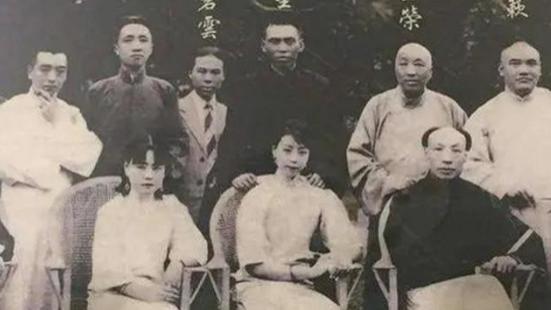 上海大亨杜月笙的后代现状如何？长女定居国外，门口高挂五星红旗