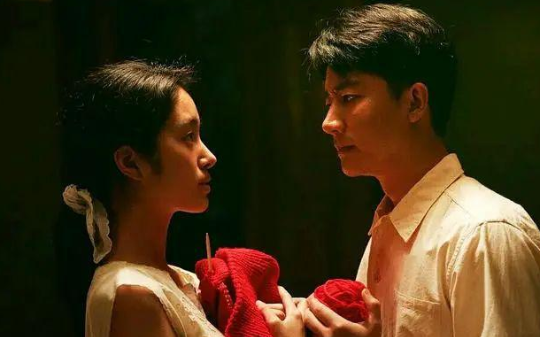 婚礼上，她当众给白月光做人工呼吸，还诅咒我去死，我申请去乌克兰做战地记者后，她却慌了