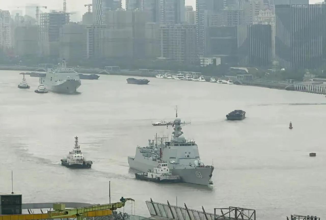 东海舰队的052C型西安号驱逐舰行驶在黄浦江上，将停靠在北外滩游轮码头附近，准备