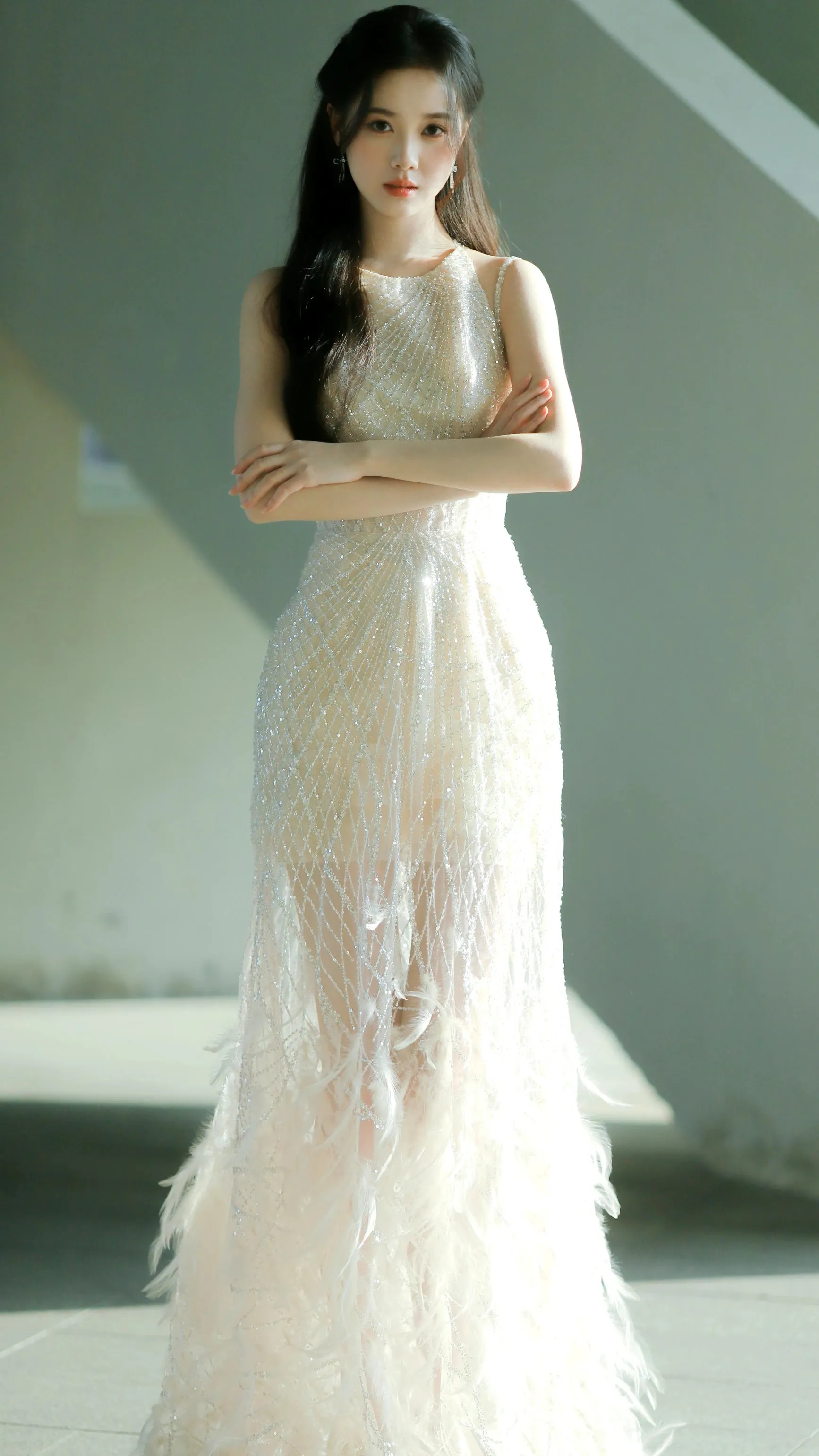 白裙仿若由月光裁剪而成，点缀着繁花与碎光，麻花辫宛如流淌着的诗篇。