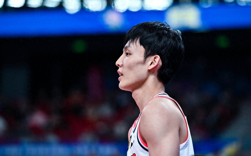 广东男篮在青岛进行了新赛季体测。
据媒体人白晓篮报道， 徐杰体测负重深蹲25次，