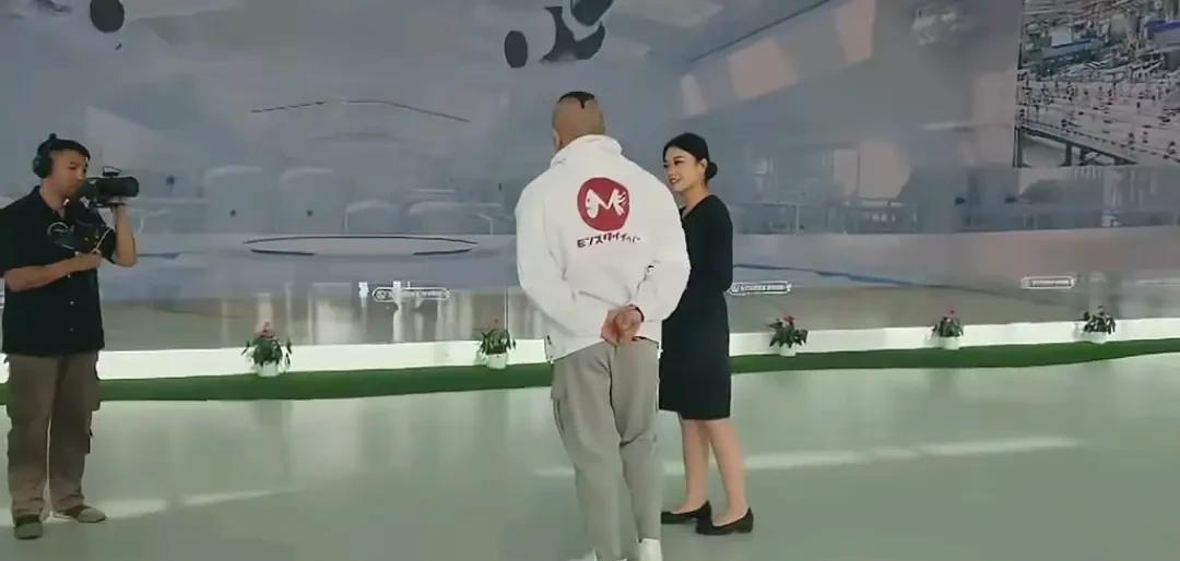 馆长这次来到内蒙，不是旅游直播的，而是来赚钱的，这次接到了伊利的广告，代言费应该