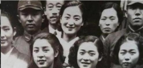 1942年潜伏在八路军中的日本美女特务张美智，刚参加完会议，就倚在门上对着游击队