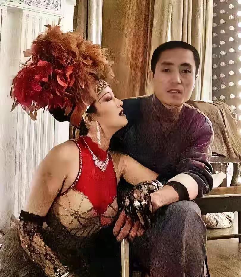 张艺谋也演也导，他演当时社会背景下的小人物，演得好，因为他长了一张苦哈哈的脸。他