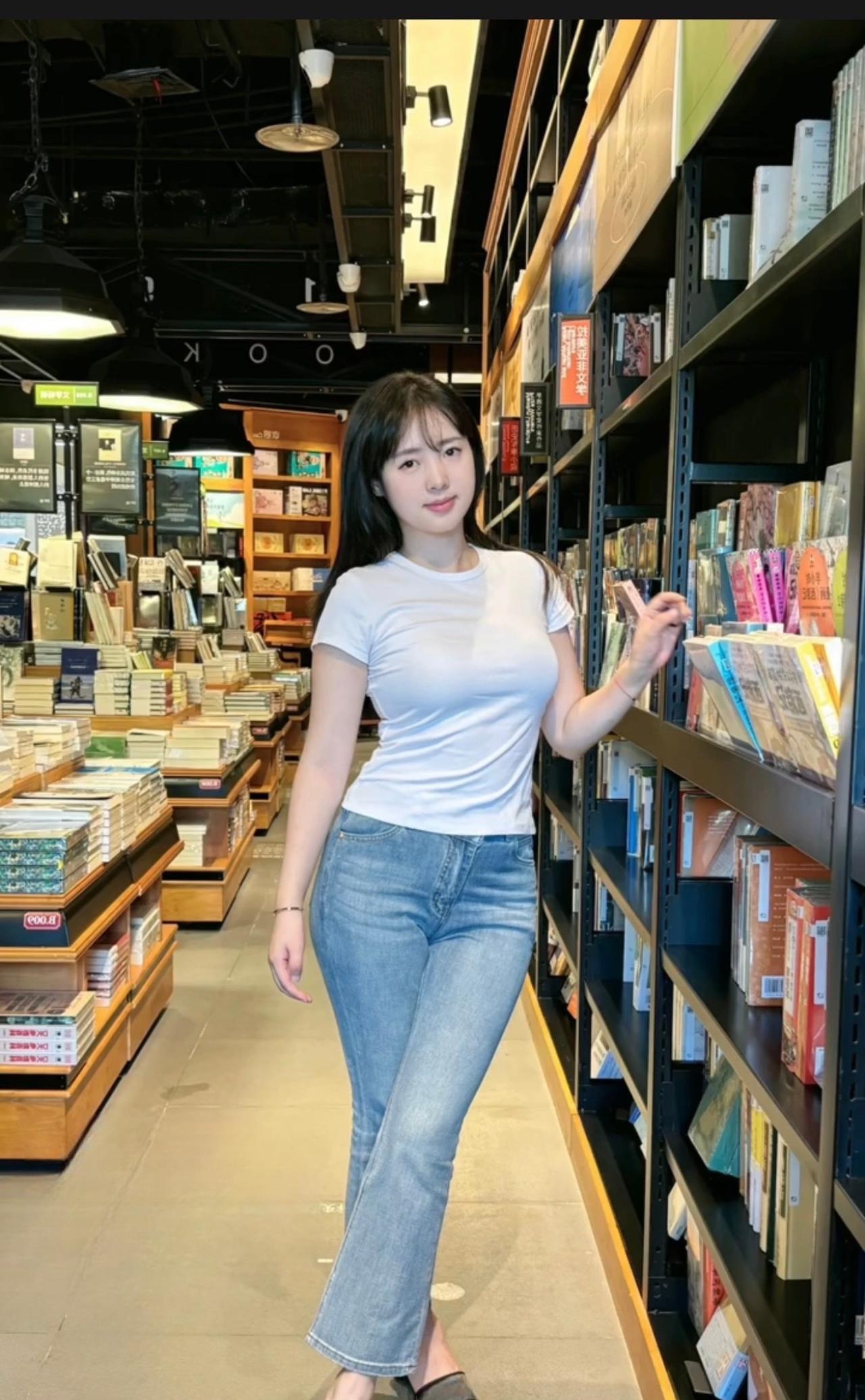 七律·大学生的风采
青春正好志方遒，书馆徜徉意自悠。
素袂轻裁添玉韵，纤腰浅束带