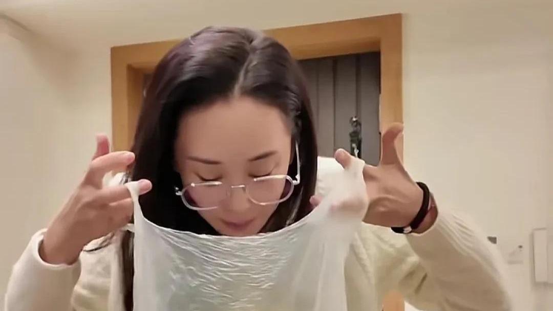 严屹宽忙拍戏，丈母娘千里送温暖，从沈阳带了啥宝贝？