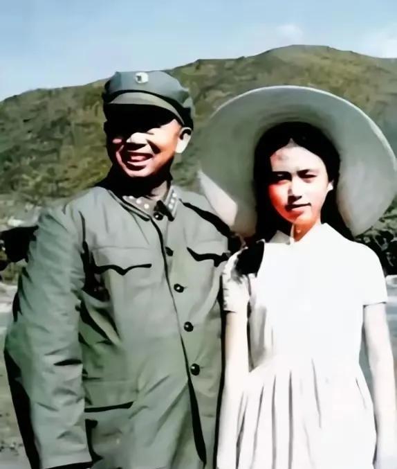 这是1964 年，于漳州拍摄的一张照片，画面中，刘亚楼将军和女儿亲密相依。彼时，