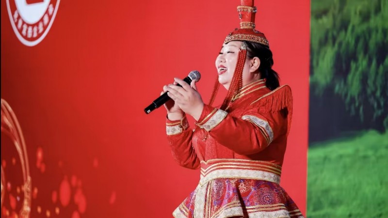 草原天籁传祝福 京华陇中共筑梦——索伦嘎献唱北京定西企业商会成立大会