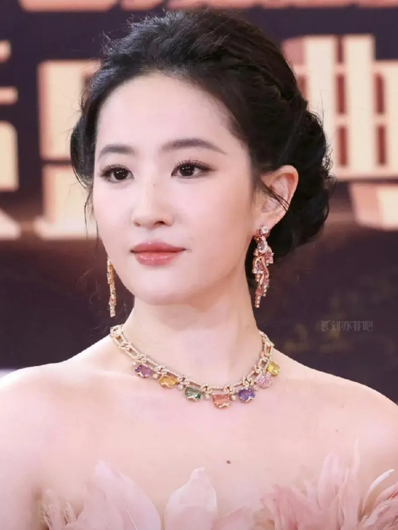 刘亦菲真是个谜，越来越看不懂她了。

你说她爱国吧，她早就移民了，从小是在国外长