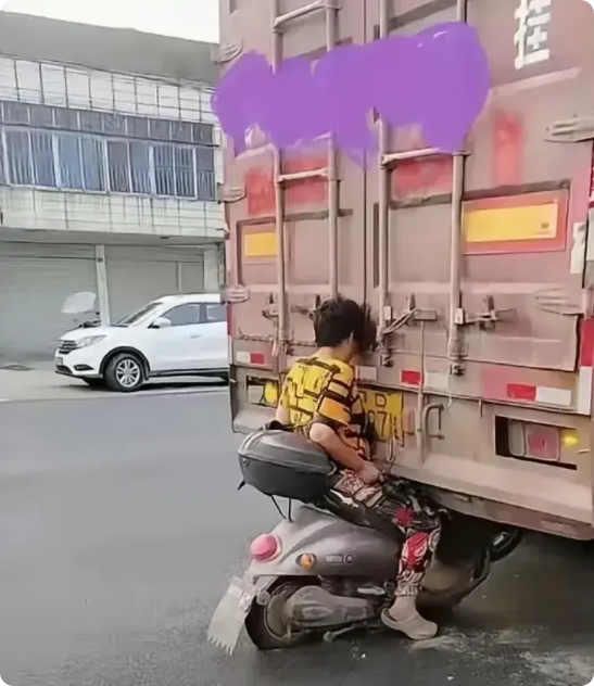 江西一位阿姨早上出门买菜时，发生了一件令人哭笑不得的事情。   

阿姨看到一名