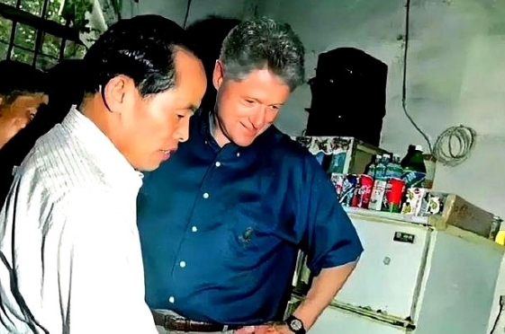1998年，克林顿访问中国，有一天他无意中走进一家小卖铺，看到老板还在使用算盘算