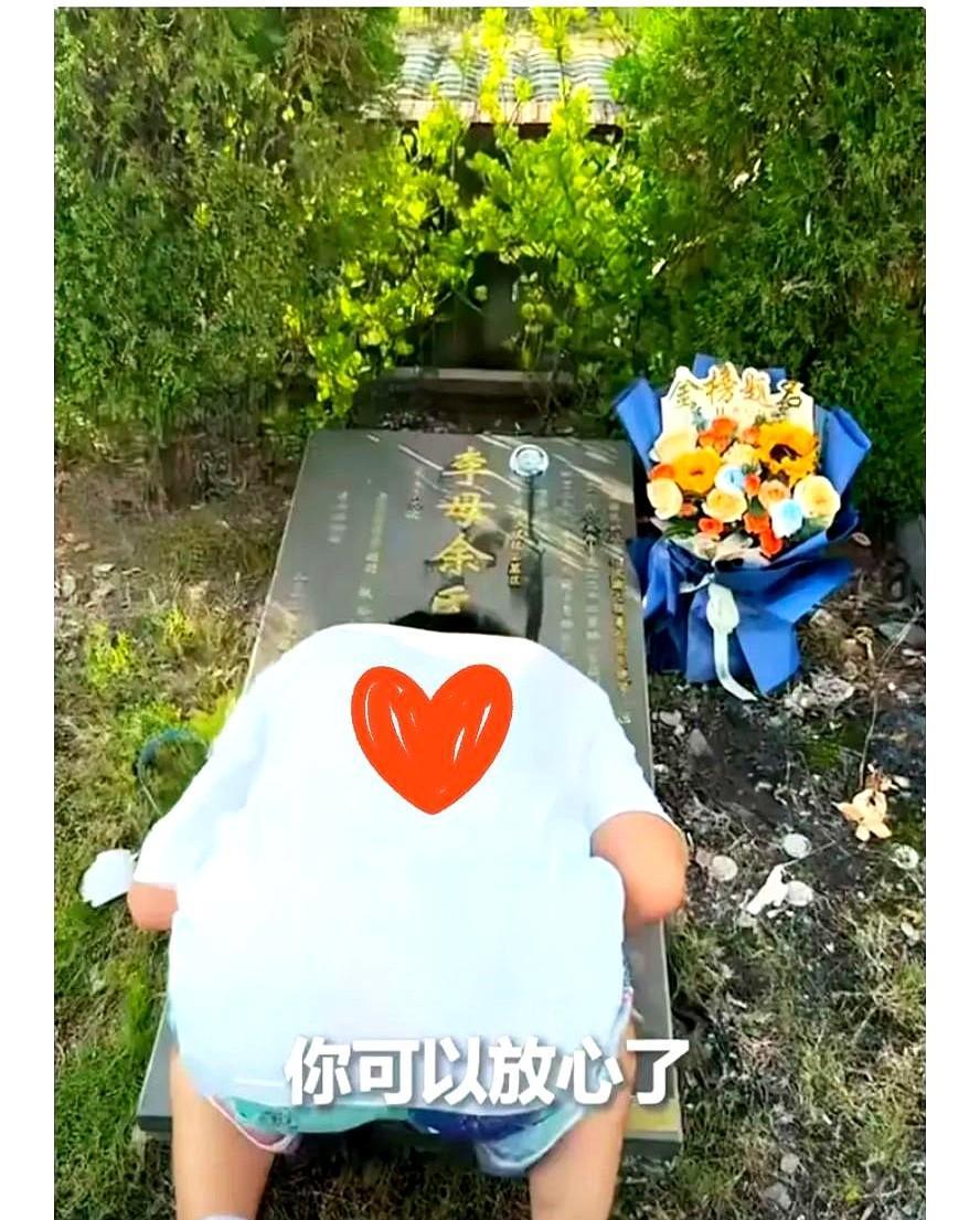 高考男生冲出考场第一时间不是回家，也不是找人庆祝，更不是去玩游戏放纵！
而是攥着