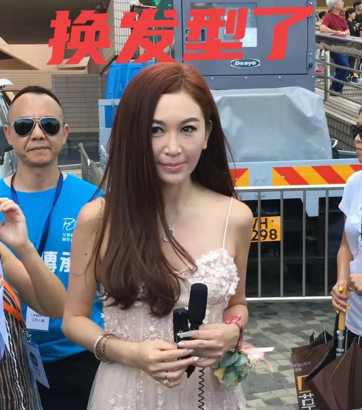 温碧霞终于换发型了，以前是永久的齐刘海中分大波浪，终于变成了侧分长发，她很喜欢穿