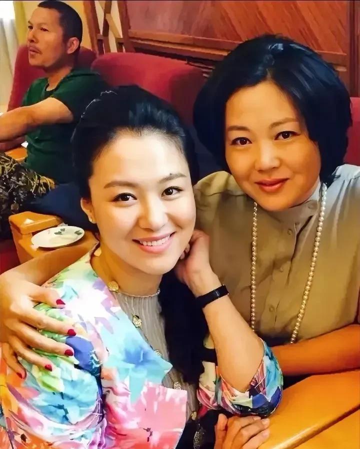 右边是王茜华，左边这位是谁？她气质如兰，淡雅清新，让人感到宁静与舒适，那份从容与