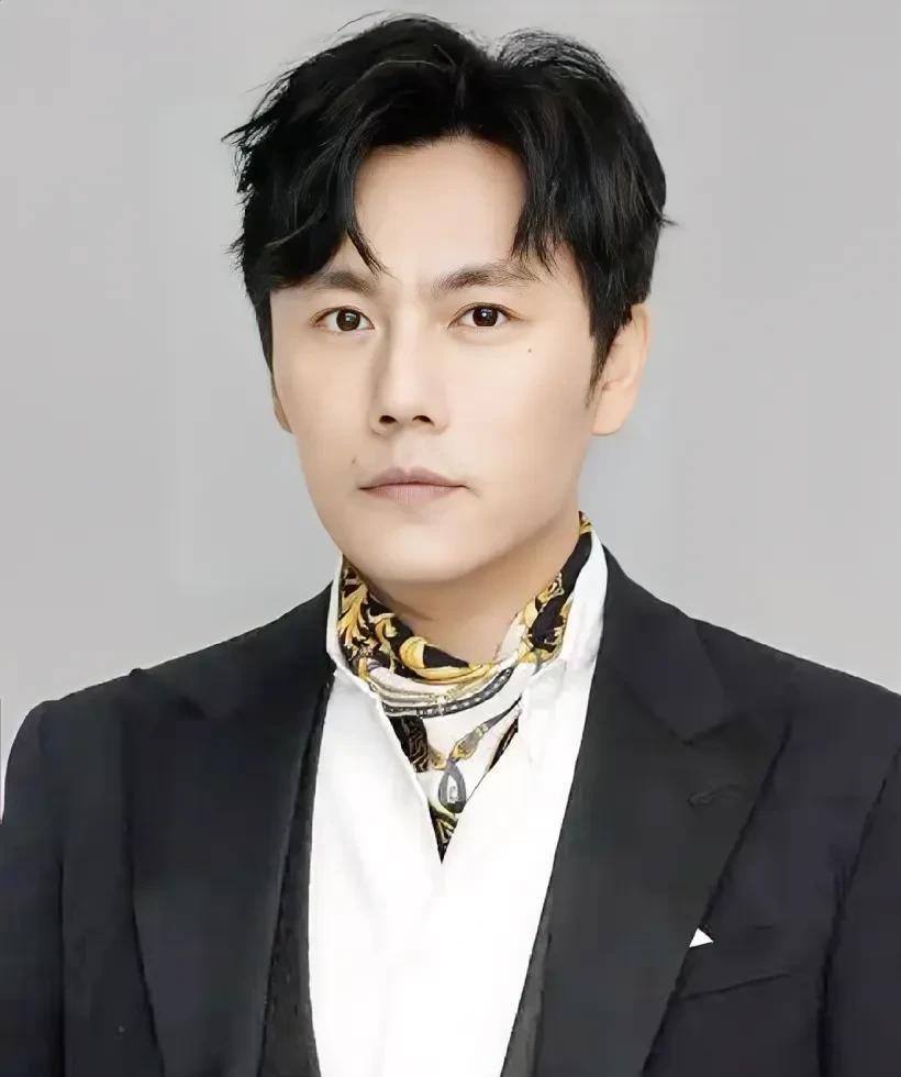 这就是实力演员的底气吧！
47岁的秦昊，已经一年没有新作品了。我都以为他不拍戏，
