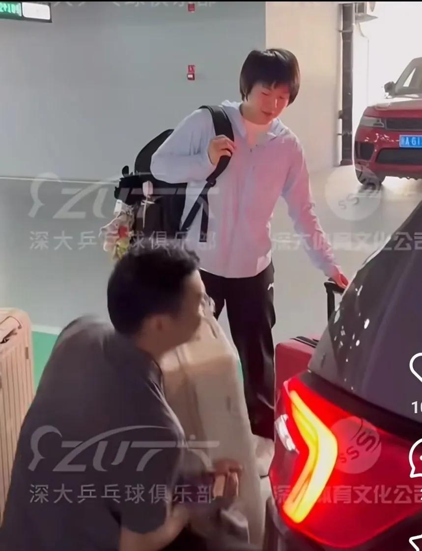 蒯曼和覃予萱一起去的新疆。
昨天下午，蒯曼和覃予萱一起飞乌鲁木齐，到了机场后深大