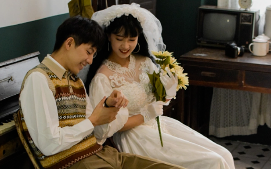 老公带女人上门，我笑着拍手欢迎