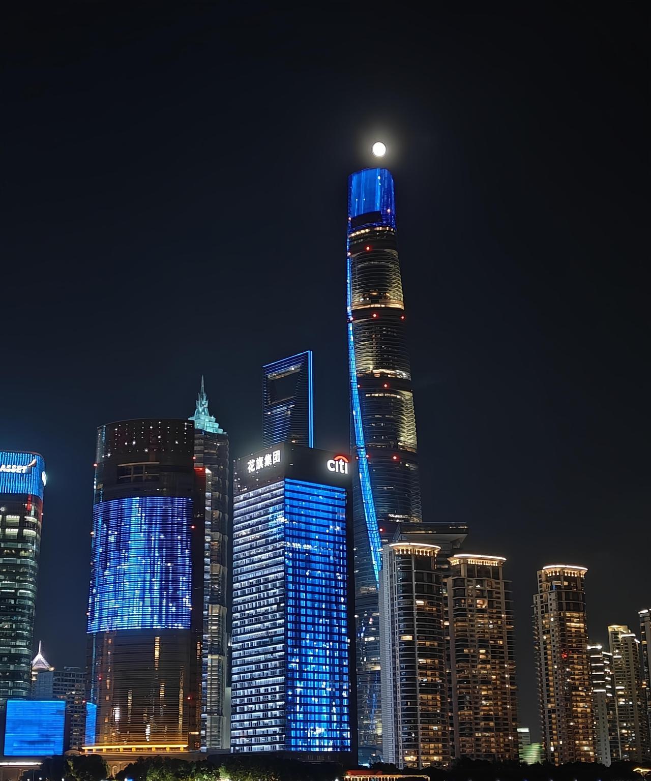 #2025国庆中秋假期# #上海大师赛# 长假的最后一个晚上，上海的天气终于有了