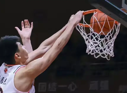 广东宏远老板陈海涛也可以在赛后给徐杰和徐昕加奖金！徐杰拿着这么少的工资，一直在拼