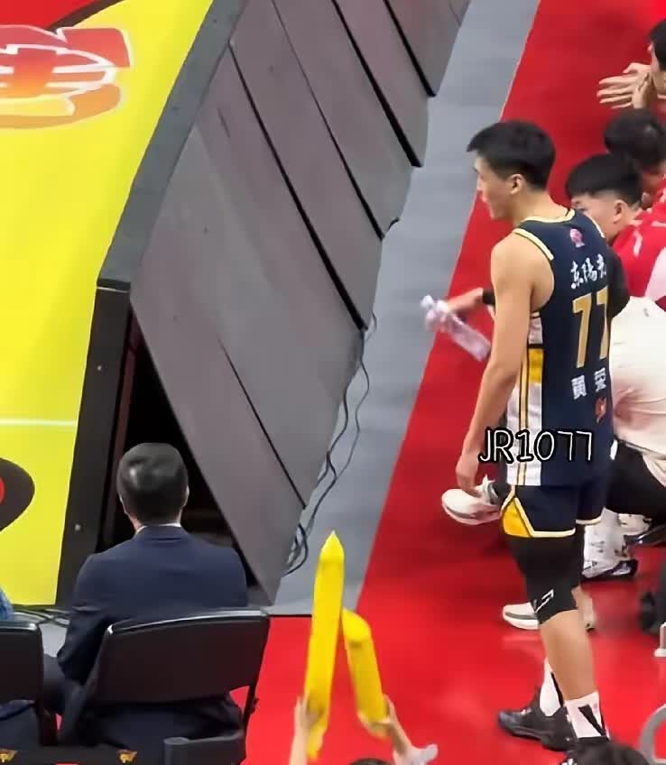  老板一家三口一下子冲进更衣室，直接大喊：黄荣奇在哪里？