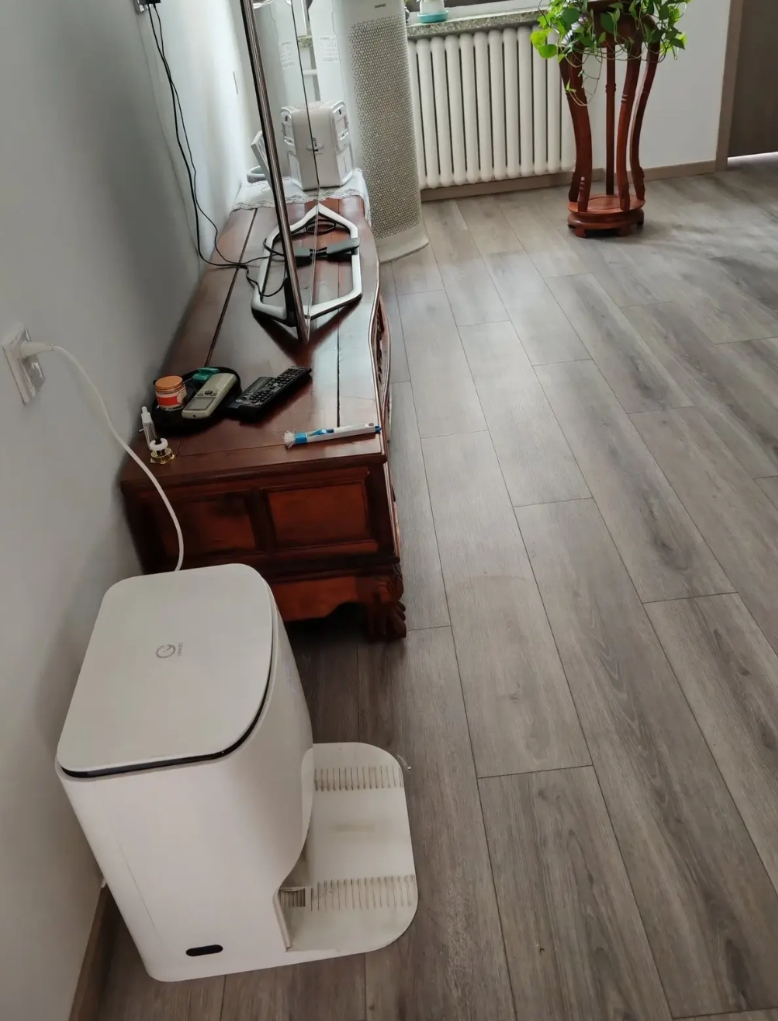 买全自动扫地机器人的目的，就是要达到“身不动膀不摇”。
这个家伙兢兢业业，一个房