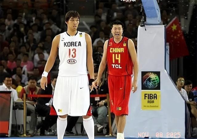 王治郅与韩国傻大个河升镇同场竞技，王治郅把他打的落花流水，无可奈何花落去。