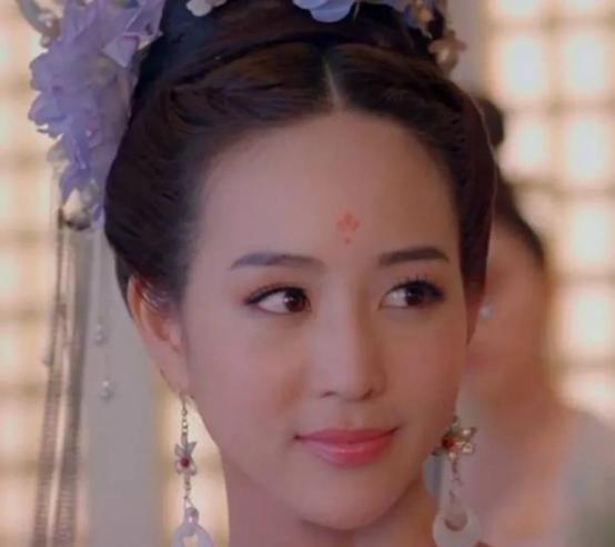 40岁李世民传召11岁的徐惠侍寝。可是，她姗姗来迟。李世民质问：“你入宫不久，有
