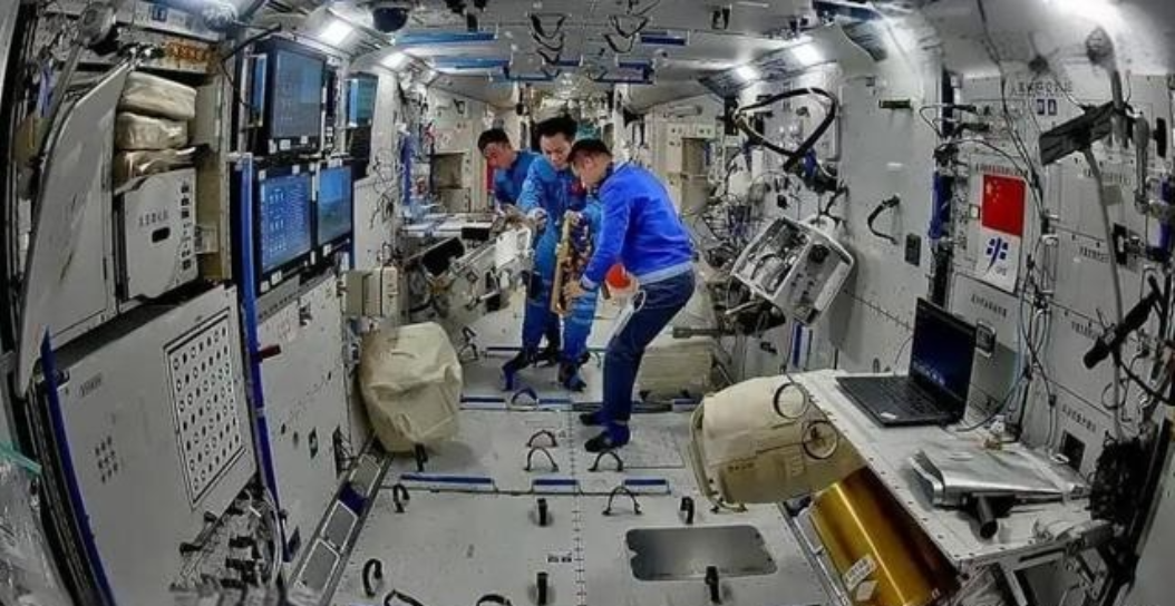 为什么中国的空间站好像每次只能上3个人，而国际空间站却能挤十几人？

国际空间站