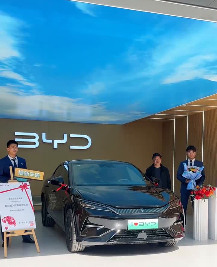 18年给爸爸买了大众迈腾，今天给爸爸换辆新车。
恭喜赵先生喜提爱车，成为尊贵的