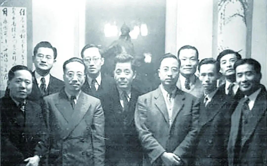 1949年10月10日，国府驻法大使馆通电起义，第一个升起了五星红旗