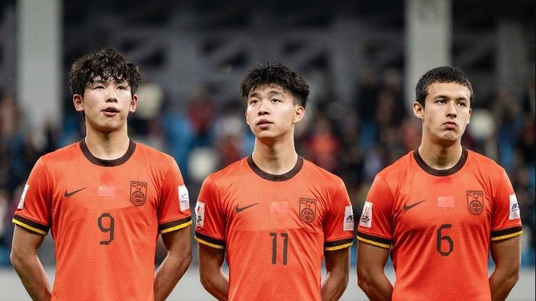 2个点球毁掉2个冠军！逆风出道，国足未来中锋能挺过来吗？