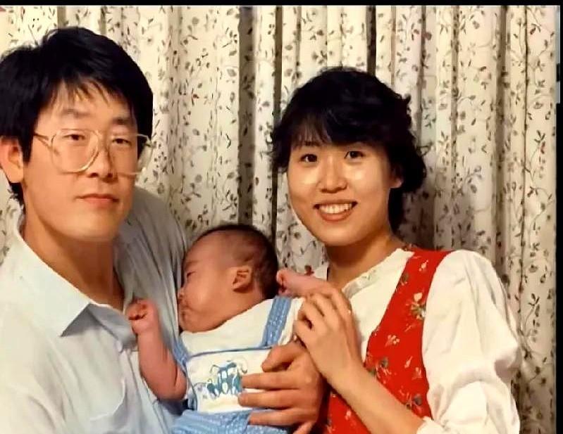 贫贱夫妻百事哀，当初李在明的妻子金惠景嫁给他的时候一贫如洗。
李在明家里七个孩子