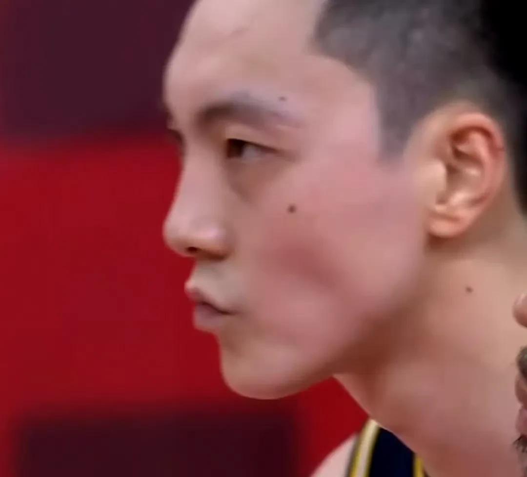 恕我直言！上海和广东打的太文静，只有王哲林和洛夫顿在摔跤，其他队友也包括小外援明
