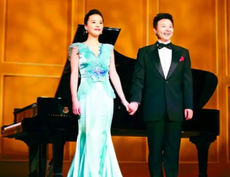 歌唱家王宏伟40岁在新疆演出时，有人给他介绍了个小13岁的女孩子，这个女生还是中
