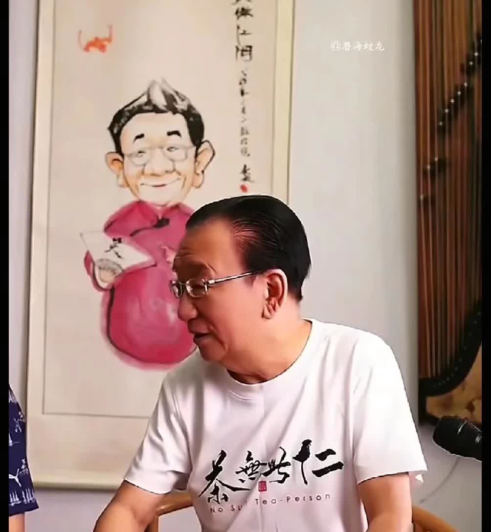 侯耀华一手好牌被打的稀巴烂，直播不敢看公屏一直扯闲篇，满屏都打着还钱，侯耀华称 