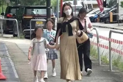方媛挺孕肚送女儿上学。