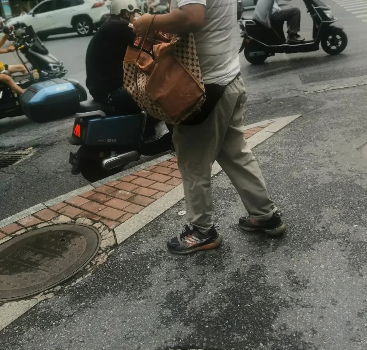 这位50多岁的中年男子被太阳晒得漆漆黑。隔三差五就在上饶市广信区邮政局这个十字路