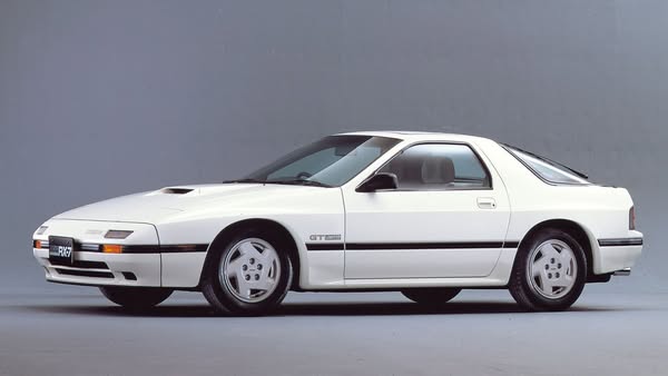 FC型“RX-7”（1985年上市）是一款体现马自达对跑车“热情”的车型。