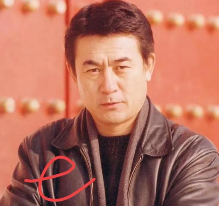 家人们，快看这位“宝藏老戏骨”！
61岁的李洪涛发福了照样圈粉，结婚30年零绯闻