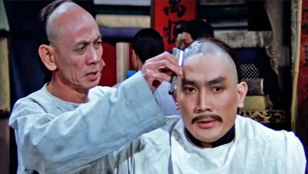 乾隆微服下扬州，在街市上突然瞥见一位剃头匠，身边竟然挂着一块“奉旨剃头”的招牌，