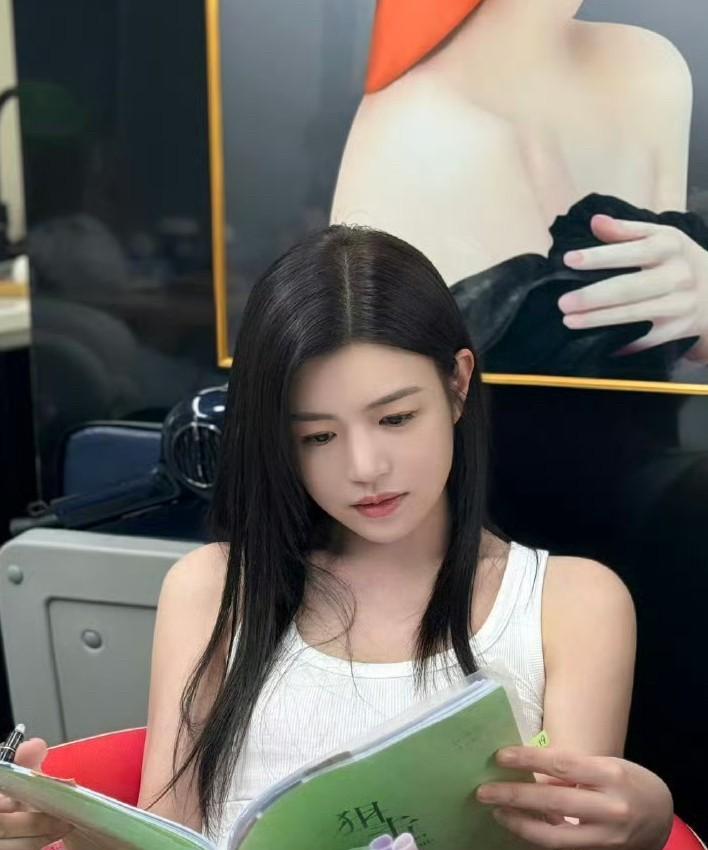 说真的，很替陈妍希不值
分开后他却笑的那么开心，眼里也有光了，容光焕发。
说实话